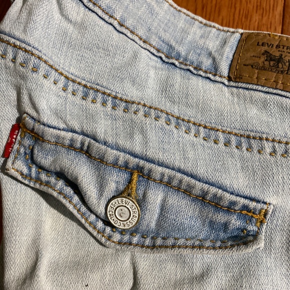 Levi’s light wash shorts - Picture 7 of 10